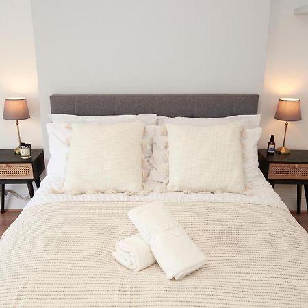 Excellent, Three Bedroom North London Apartment With Free Parking ภายนอก รูปภาพ